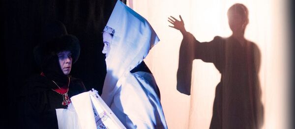 Сцена из спектакля Дитя и корона - Sputnik Латвия