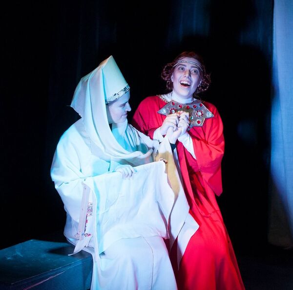 Сцена из спектакля Дитя и корона - Sputnik Латвия