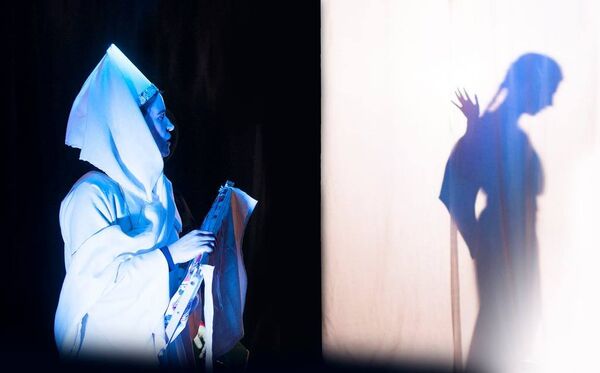 Сцена из спектакля Дитя и корона - Sputnik Латвия