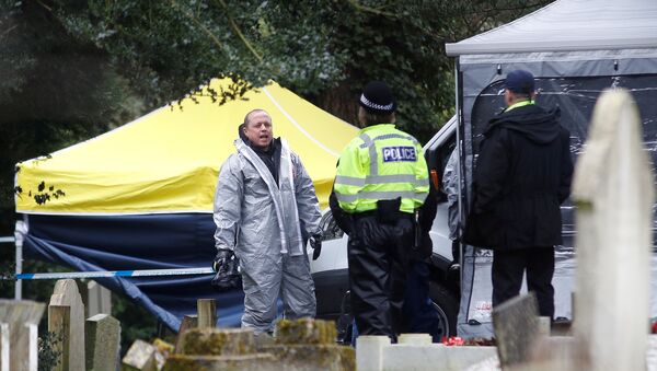 Сотрудник аварийных служб в защитных костюмах работают на London Road Cemetery в Солсбери, Великобритания, 10 марта 2018 г. - Sputnik Латвия