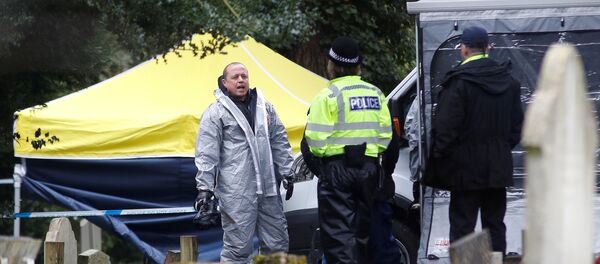 Сотрудник аварийных служб в защитных костюмах работают на London Road Cemetery в Солсбери, Великобритания, 10 марта 2018 г. Сотрудник аварийных служб в защитных костюмах работают на London Road Cemetery в Солсбери, Великобритания, 10 марта 2018 г. - Sputnik Latvija