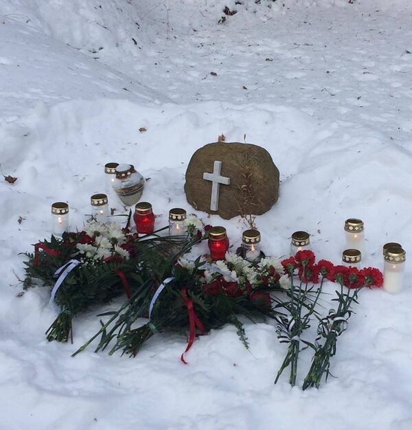 Красные гвоздики от Согласия на месте расправы над лесными братьями - Sputnik Латвия