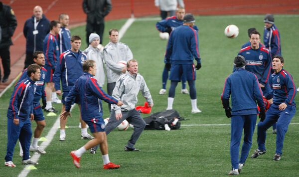 Главный тренер сборной Англии Стивен Макларен (в центре) во время тренировки английской сборной на стадионе Лужники накануне футбольного матча отборочного турнира Евро-2008 со сборной России - Sputnik Латвия