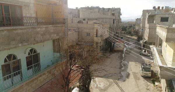 Гуманитарный коридор между Дамаском и Восточной Гутой в районе лагеря беженцев Вафидин в Сирии. - Sputnik Латвия