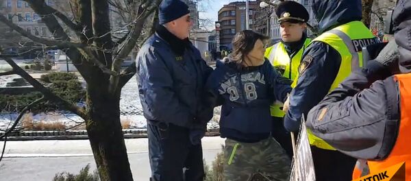 Марш легионеров СС: задержан иностранец за плакат Они убивали евреев Марш легионеров СС: задержан иностранец за плакат Они убивали евреев - Sputnik Латвия