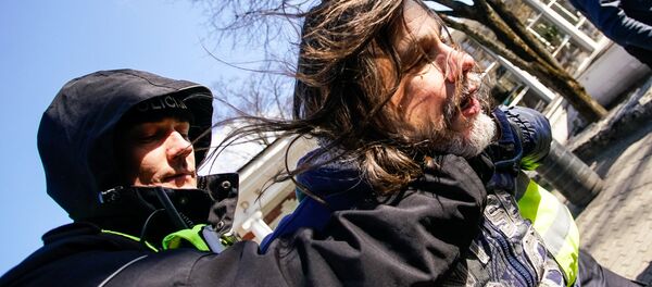 Марш легионеров СС: задержан иностранец за плакат Они убивали евреев Марш легионеров СС: задержан иностранец за плакат Они убивали евреев - Sputnik Латвия