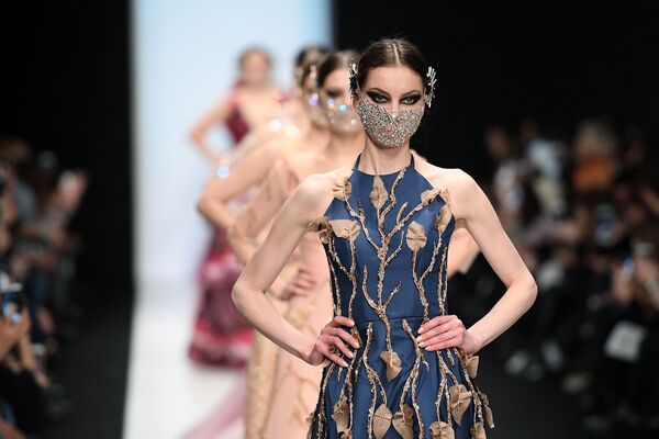 Модели демонстрируют одежду из новой коллекции Ye.s Couture by Yegana Sadyxova в рамках Mercedes-Benz Fashion Week Russia в Центральном выставочном зале Манеж в Москве - Sputnik Латвия