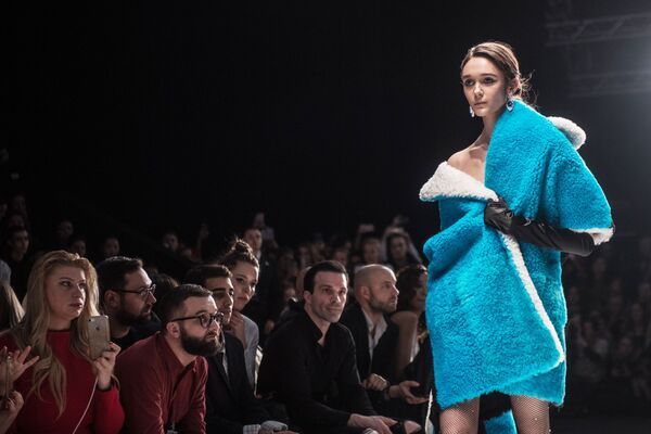 Модель демонстрирует одежду дизайнера Александра Рогова во время показа коллекции одежды в рамках Mercedes-Benz Fashion Week Russia в Центральном выставочном зале Манеж в Москве - Sputnik Латвия