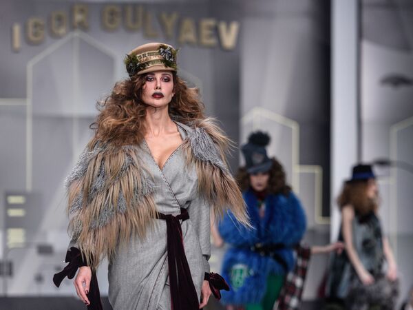 Модель демонстрирует одежду из новой коллекции дизайнера Игоря Гуляева в рамках Mercedes-Benz Fashion Week Russia в Центральном выставочном зале Манеж в Москве - Sputnik Латвия