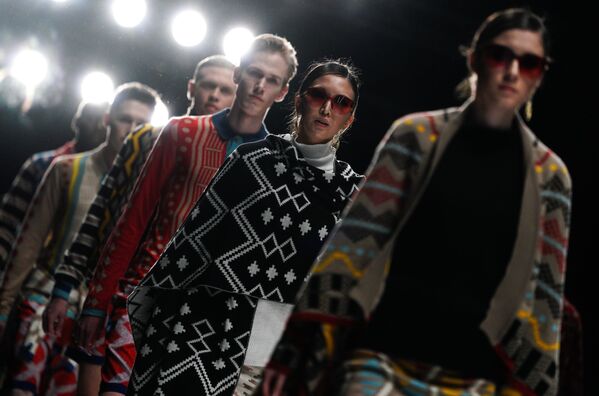 Модели демонстрируют одежду дизайнера MAXHOSA BY LADUMA в рамках Mercedes-Benz Fashion Week Russia в Центральном выставочном зале Манеж в Москве - Sputnik Латвия