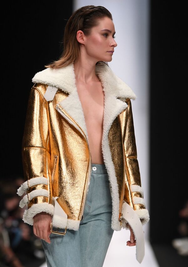 Модель демонстрирует одежду из новой коллекции дизайнера Кети Топурии в рамках Mercedes-Benz Fashion Week Russia в ЦВЗ Манеж - Sputnik Латвия