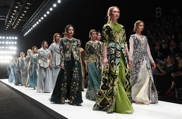 Модели демонстрируют одежду из новой коллекции MURSAK дизайнера Нилуфар Абдувалиевой в рамках Mercedes-Benz Fashion Week Russia в ЦВЗ Манеж - Sputnik Латвия