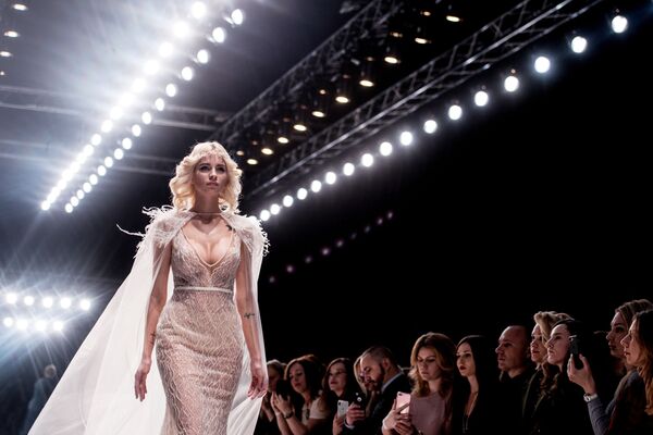 Модель демонстрирует одежду Speranza Couture by Nadezhda Yusupova на показе в рамках Mercedes-Benz Fashion Week Russia в Центральном выставочном зале Манеж в Москве - Sputnik Латвия