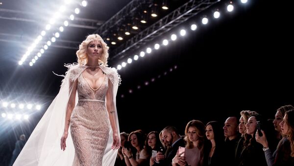 Модель демонстрирует одежду Speranza Couture by Nadezhda Yusupova на показе в рамках Mercedes-Benz Fashion Week Russia в Центральном выставочном зале Манеж в Москве - Sputnik Латвия