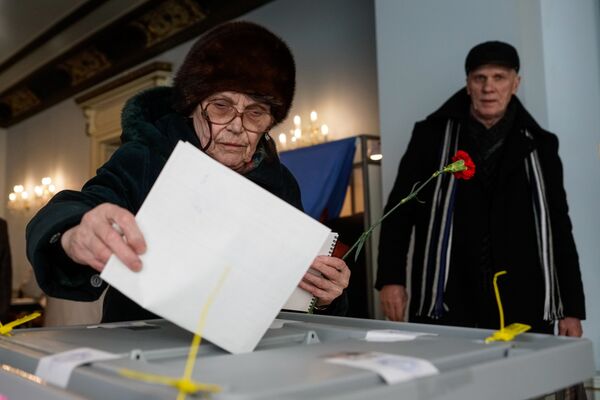 Досрочное голосование на выборах президента РФ в здании посольства России в Латвии - Sputnik Латвия