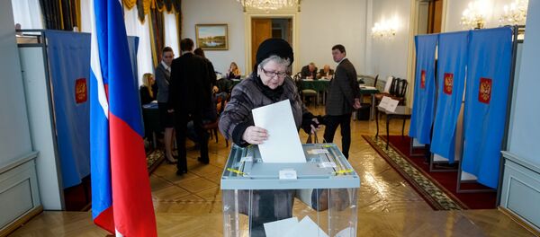 Досрочное голосование на выборах президента РФ в здании посольства России в Латвии - Sputnik Латвия