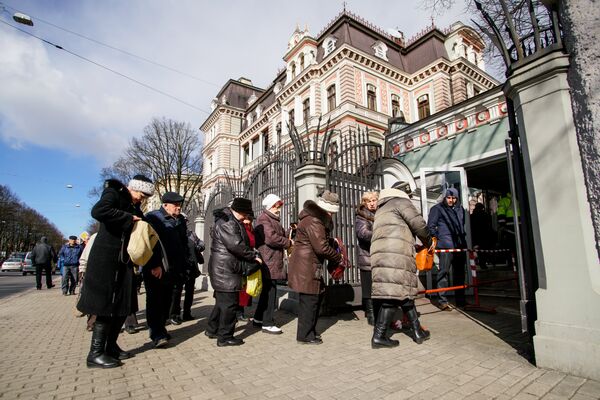 Досрочное голосование на выборах президента РФ в здании посольства России в Латвии - Sputnik Латвия