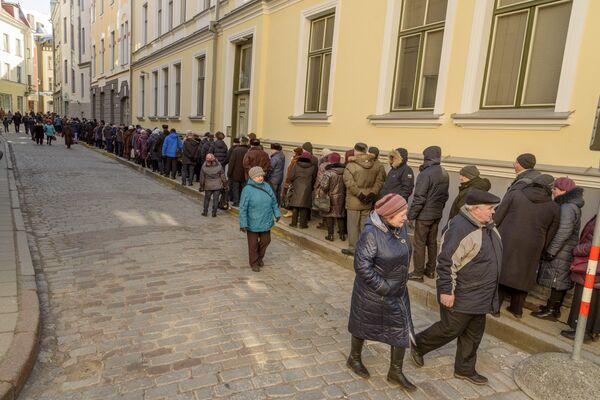 Досрочные выборы президента России в российском посольстве в Таллинне - Sputnik Латвия