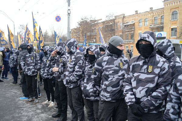Представители движения Национальный корпус выстроились у посольства РФ в Киеве - Sputnik Латвия