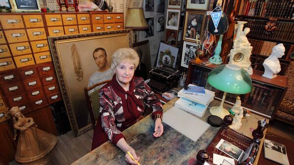 Антонина Ильинична у стола, за которым ее муж написал все свои книги - Sputnik Латвия