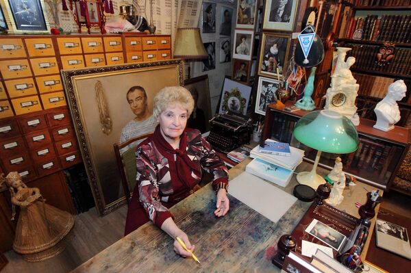 Антонина Ильинична у стола, за которым ее муж написал все свои книги - Sputnik Латвия