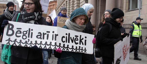 Участники шествия в поддержку беженцев в Риге Участники шествия в поддержку беженцев в Риге - Sputnik Latvija