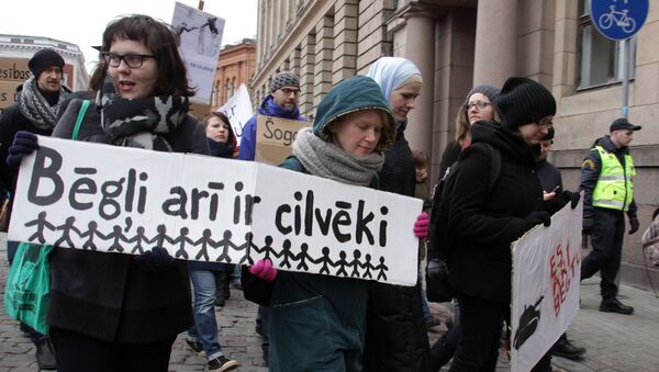 Участники шествия в поддержку беженцев в Риге - Sputnik Latvija