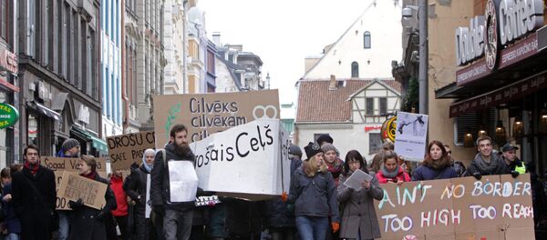 Участники шествия в поддержку беженцев в Риге Участники шествия в поддержку беженцев в Риге - Sputnik Latvija