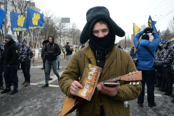 Украинские националисты у посольства России в Киеве - Sputnik Латвия