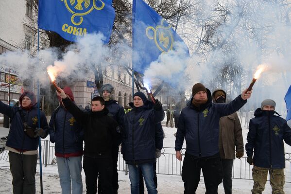 Украинские националисты у входа в посольство РФ в Киеве - Sputnik Латвия