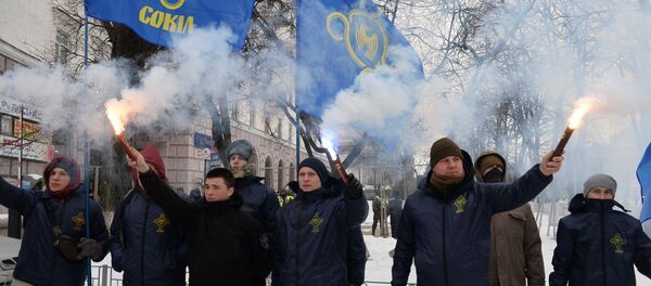 Украинские националисты с фаерами блокируют вход в посольство России в Киеве - Sputnik Латвия