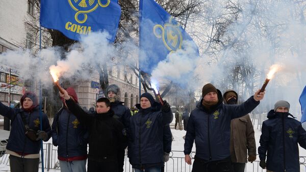 Украинские националисты с фаерами блокируют вход в посольство России в Киеве - Sputnik Латвия