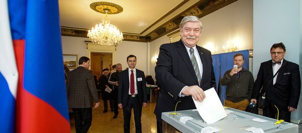 Посол РФ в Латвии Евгений Лукьянов голосует на выборах президента РФ на избирательном участке в посольстве РФ в Риге - Sputnik Латвия