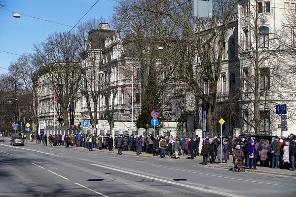 Очередь на избирательный участок в посольстве РФ в Риге, где проходит голосование на выборах президента РФ - Sputnik Латвия