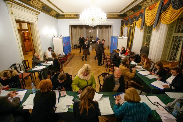 Избирательный участок в посольстве России в Латвии - Sputnik Латвия