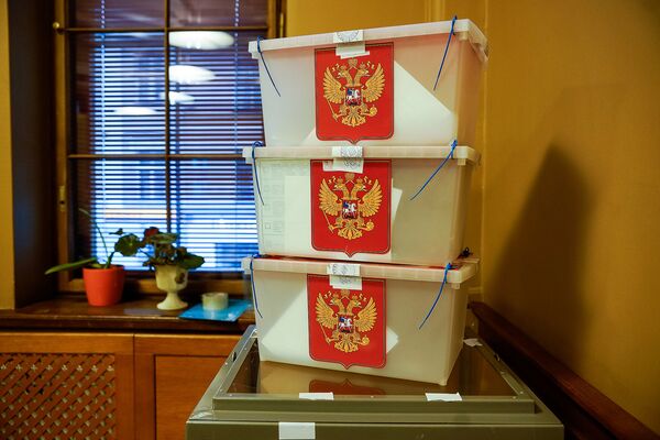 Урны для предварительного голосования на выборах президента РФ - Sputnik Латвия