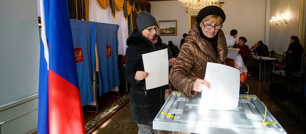 Голосование на выборах президента РФ на избирательном участке в посольстве РФ в Риге - Sputnik Латвия