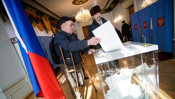 Избиратели голосуют на на выборах президента РФ в посольстве РФ в Риге - Sputnik Латвия