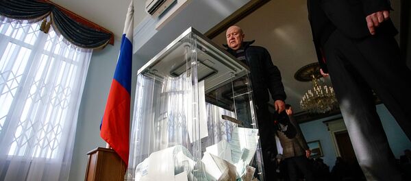 Избиратели голосуют на на выборах президента РФ в посольстве РФ в Риге - Sputnik Латвия