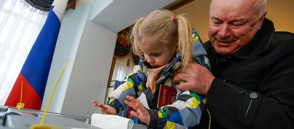 Избиратели голосуют на на выборах президента РФ в посольстве РФ в Риге - Sputnik Латвия