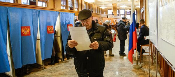 Голосование на выборах президента РФ на избирательном участке в Консульском отделе РФ в Риге - Sputnik Латвия