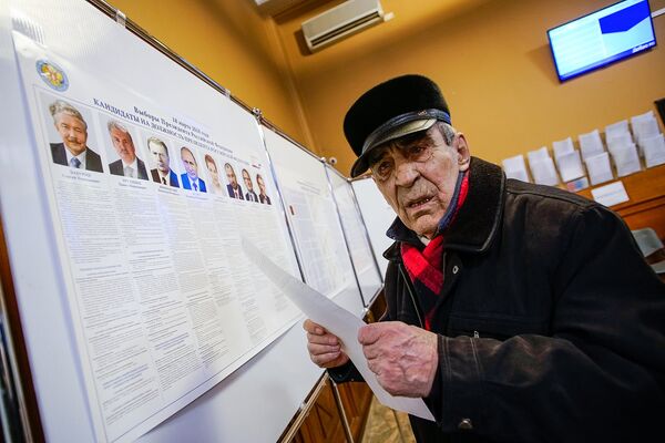 Голосование на выборах президента РФ на избирательном участке в консульском отделе РФ в Риге - Sputnik Латвия