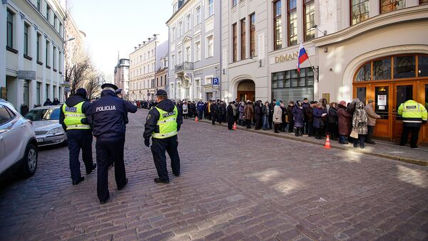 Латвийские полицейские обеспечивают порядок на выборах президента РФ у избирательного участка в Консульском отделе РФ в Риге - Sputnik Латвия