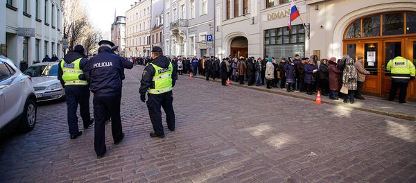 Латвийские полицейские обеспечивают порядок на выборах президента РФ у избирательного участка в Консульском отделе РФ в Риге - Sputnik Латвия