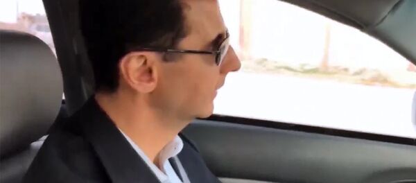 Асад на машине проехал по освобожденным районам Восточной Гуты - Sputnik Латвия