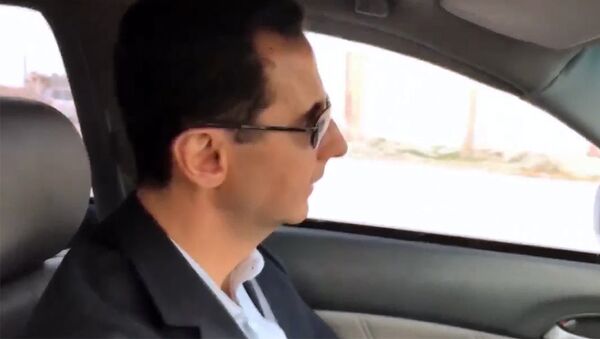 Асад на машине проехал по освобожденным районам Восточной Гуты - Sputnik Латвия