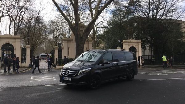 Машины с российскими дипломатами и их семьями покинули посольство РФ в Лондоне - Sputnik Латвия