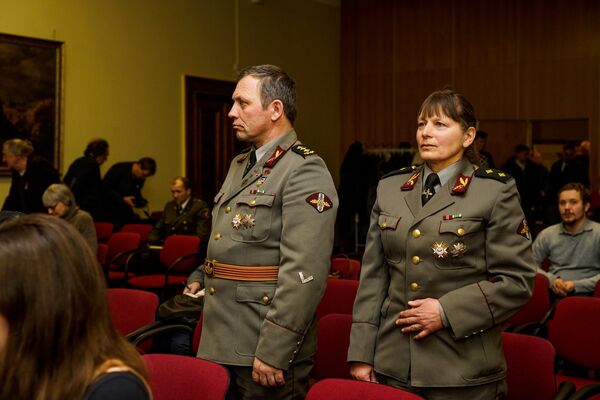 Пара в форме айзсаргов внимательно слушала лекцию про подвиги лесных братьев Пара в форме айзсаргов внимательно слушала лекцию про подвиги лесных братьев - Sputnik Латвия