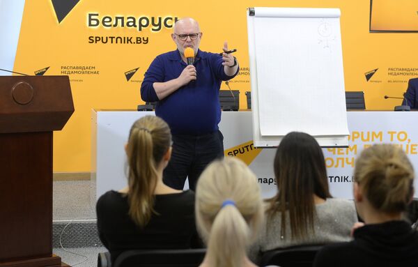 SputnikPro успешно вышел в онлайн: вебинары собрали уже сотни журналистов SputnikPro успешно вышел в онлайн: вебинары собрали уже сотни журналистов - Sputnik Латвия