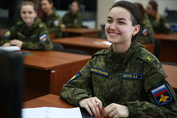 Подготовка девушек-курсантов в Краснодарском высшем военном авиационном училище летчиков - Sputnik Латвия